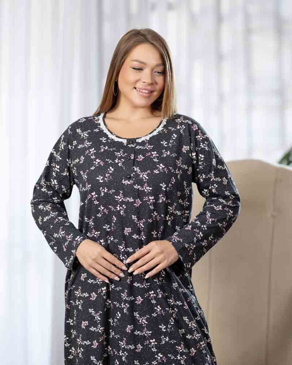 عباية بيت طويلة بكم كامل، خلفية رمادي غامق بطبعة أغصان فاتحة ولمسات وردية، تفاصيل الطبعة والياقة