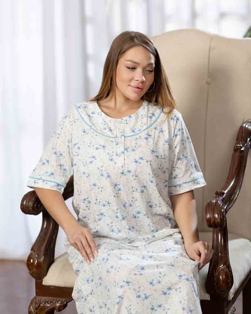 عباية بيت طويلة بنص كم، خلفية أوف وايت بطبعة زهور زرقاء فاتحة، التصميم أثناء الجلوس
