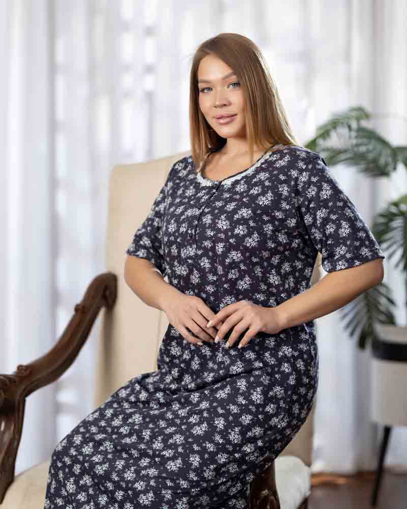 عباية بيت طويلة بنص كم، خلفية كحلي تغطيها زهور صغيرة باللون الأبيض، التصميم أثناء الجلوس Secondary image