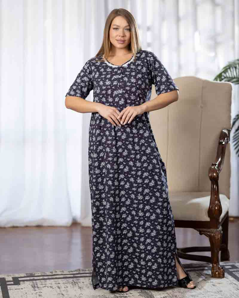 عباية بيت طويلة بنص كم، خلفية كحلي تغطيها زهور صغيرة باللون الأبيض، منظر أمامي كامل Main image