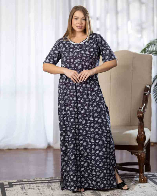 عباية بيت طويلة بنص كم، خلفية كحلي تغطيها زهور صغيرة باللون الأبيض، منظر أمامي كامل