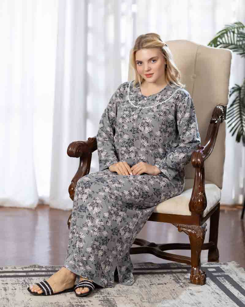 عباية بيت طويلة بكم كامل، خلفية رمادية بطبعة زهور فاتحة ومتداخلة، التصميم كاملًا أثناء الجلوس Secondary image