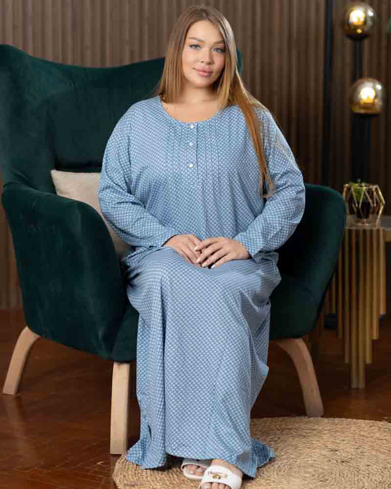 عباية بيت طويلة بكم كامل، خلفية سماوية بنقط بيضاء دقيقة، التصميم أثناء الجلوس