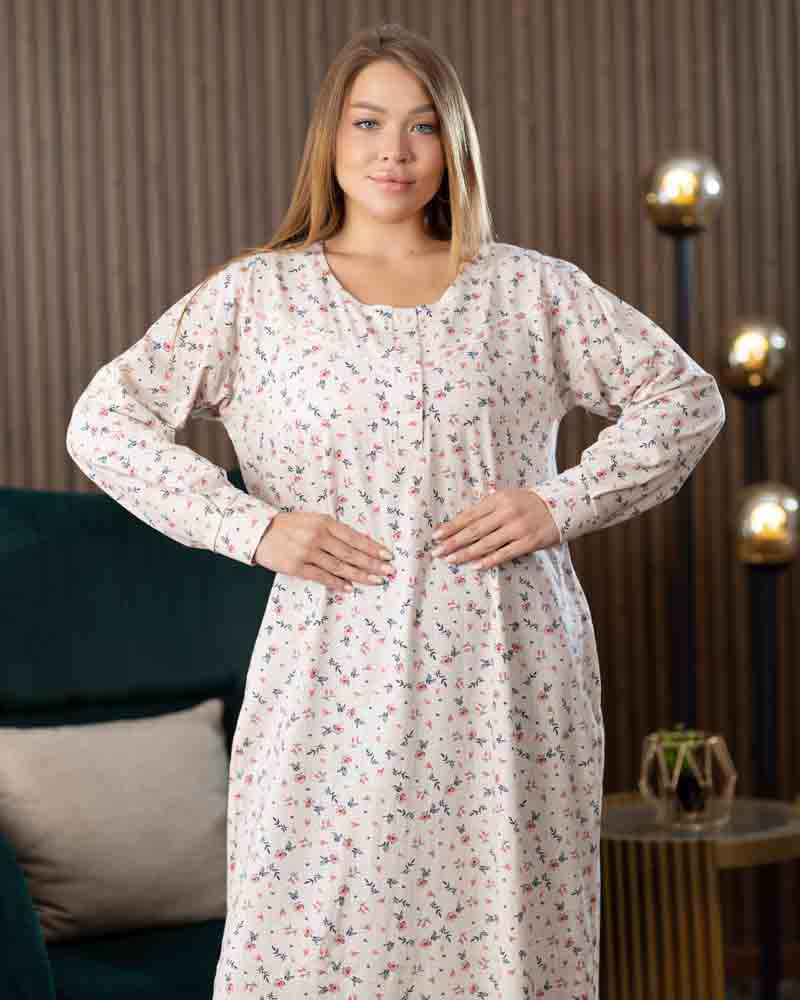 عباية بيت طويلة بكم كامل، خلفية بيضاء بأغصان صغيرة وزهور وردية متناثرة، تفاصيل التصميم الأمامي