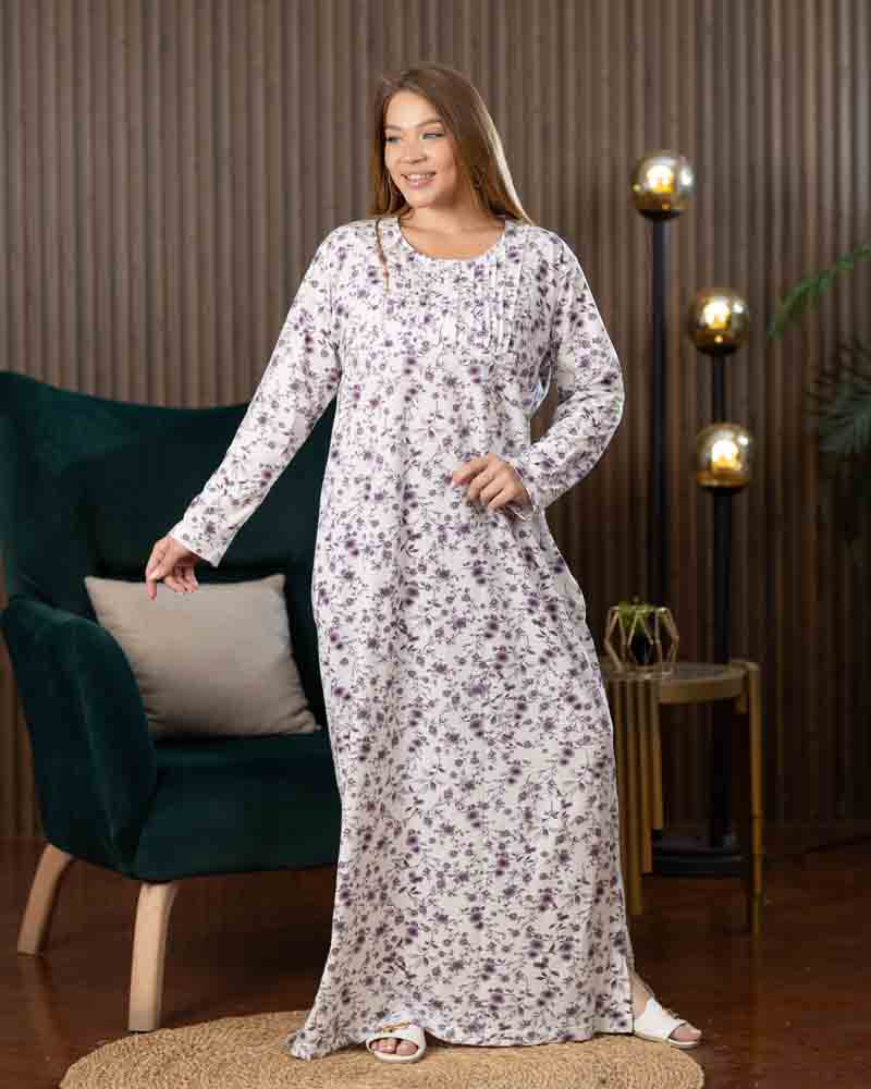 عباية بيت طويلة بكم كامل، خلفية بيضاء بطبعة زهور صغيرة بدرجات الموف والوردي، منظر أمامي كامل Main image