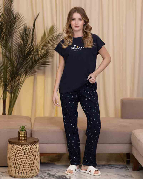 تي شيرت كحلي نص كم بطبعة Shine مع بنطلون طويل كحلي بنقشة صغيرة متفرقة، منظر أمامي