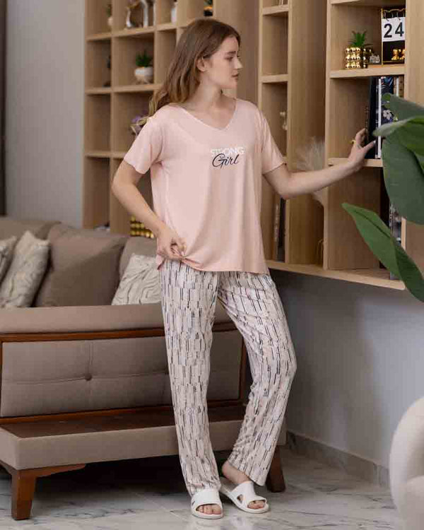 تي شيرت وردي فاتح نص كم برقبة V وطبعة Strong Girl مع بنطلون طويل فاتح بنقشة خطوط رفيعة متداخلة، منظر أمامي