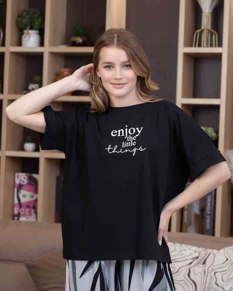 تفاصيل تي شيرت أسود نص كم بطبعة كتابية على الصدر Secondary image