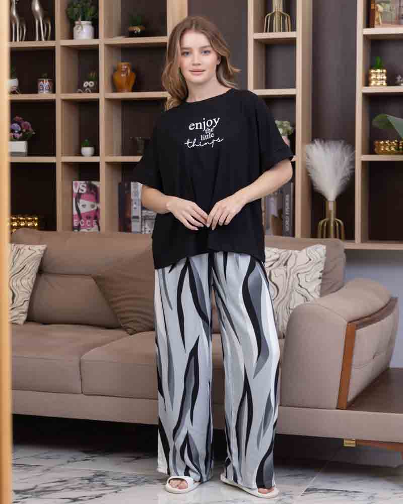 تي شيرت أسود نص كم بطبعة كتابية على الصدر مع بنطلون طويل واسع بنقشة طولية بالأبيض والأسود والرمادي، منظر أمامي Main image