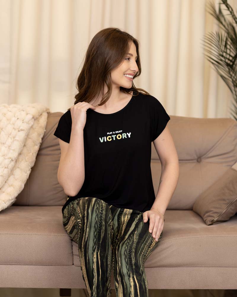 تفاصيل تي شيرت أسود بكم قصير وطبعة Victory